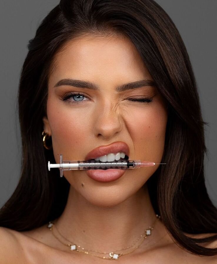Mujer con jeringa, tratamiento de botox