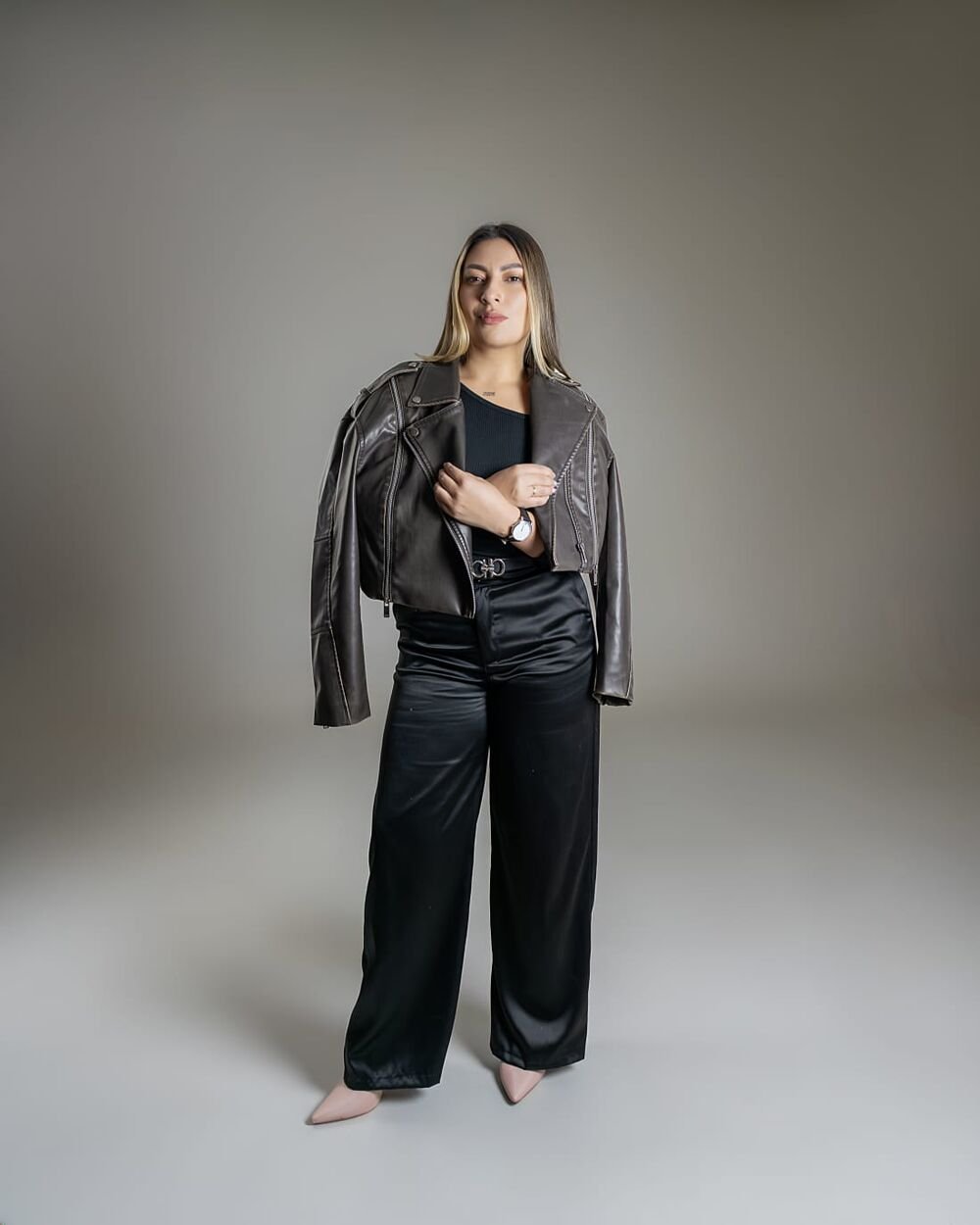 Carolina Martínez con chaqueta negra