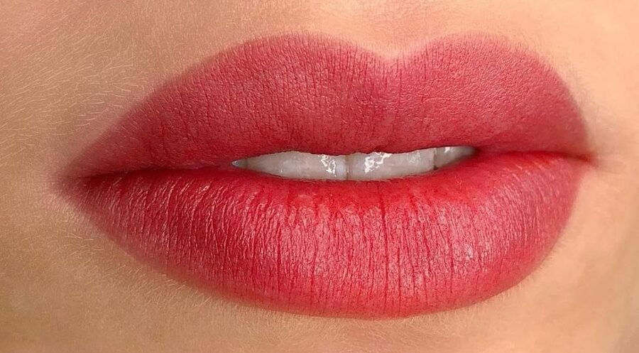 Labios con color definido después de la micropigmentación