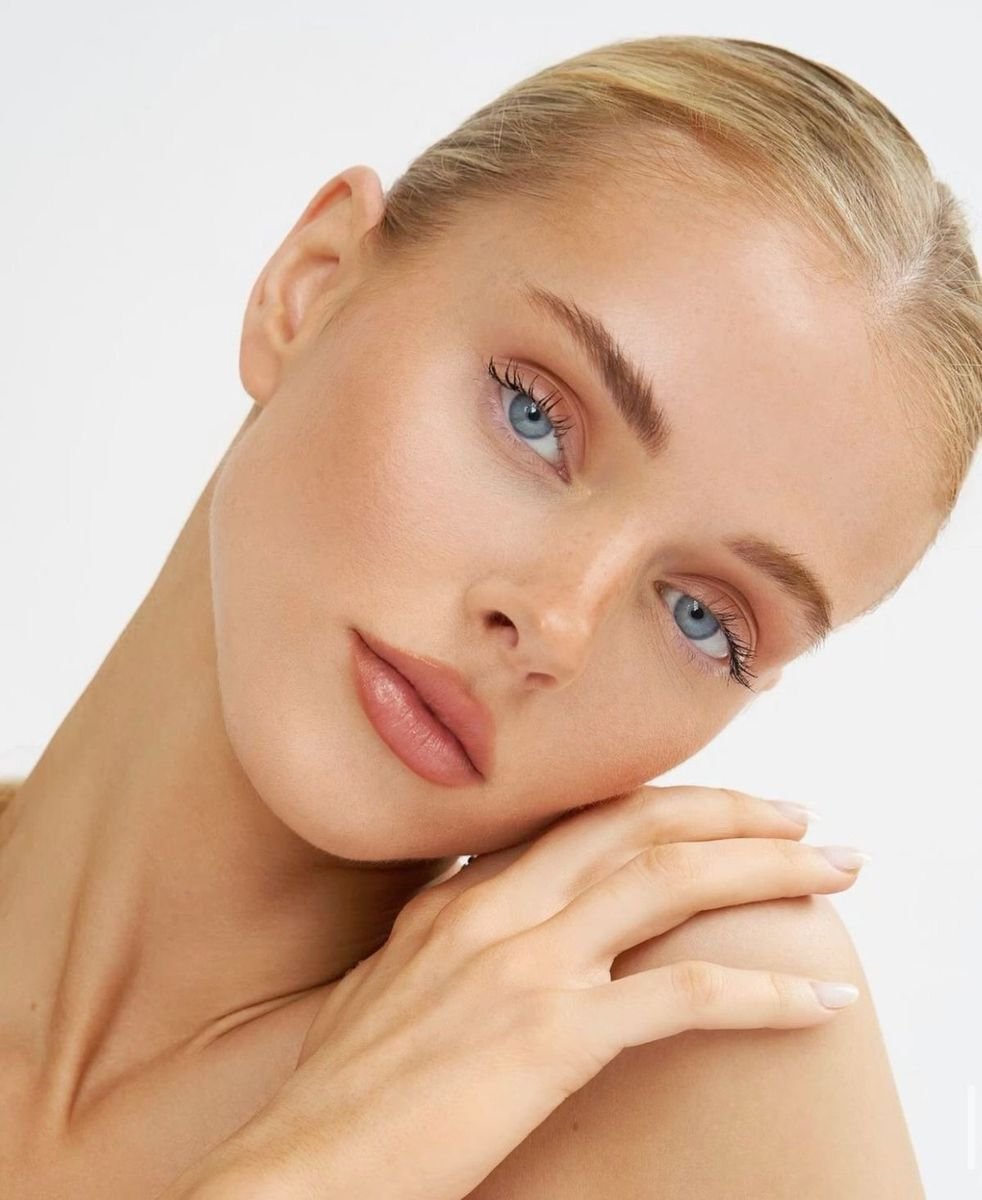 Rostro con piel luminosa y cejas definidas